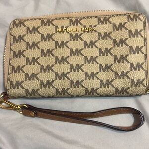 MICHAEL KORS WRISTLET 
GREAT CONDITION